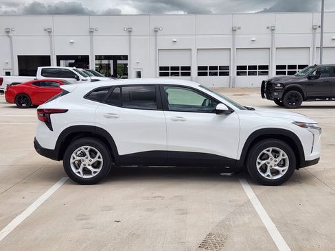 New 2026 Chevrolet Trax LS w/ LS Convenience Package FWD image 7