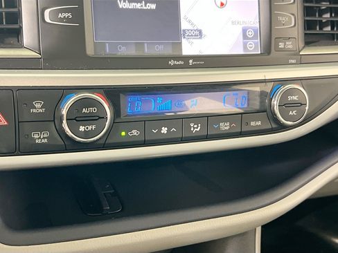 Used 2015 Toyota Highlander XLE AWD/4WD image 16