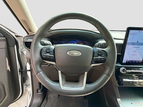 Used 2024 Ford Explorer Platinum w/ Technology Package AWD/4WD image 11