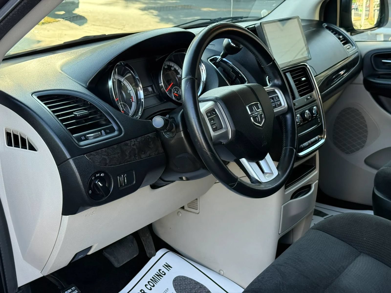 Used 2015 Dodge Grand Caravan American Value Package w/ UConnect Hands-Free Group FWD image 19