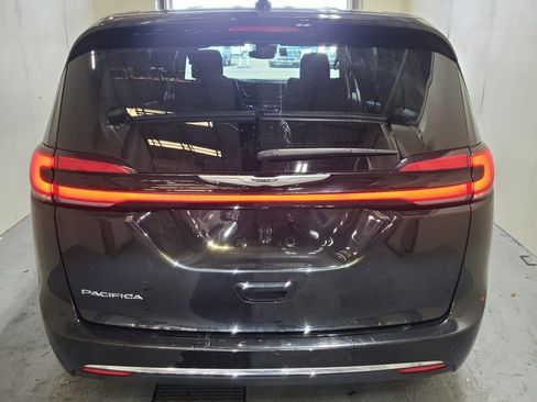 Used 2023 Chrysler Pacifica Touring-L image 4
