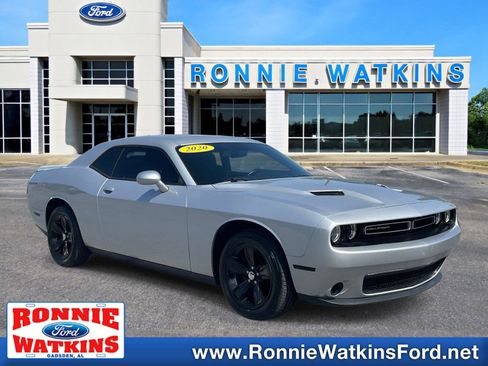 Used 2020 Dodge Challenger SXT RWD image 1
