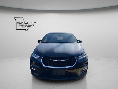 Used 2026 Chrysler Pacifica Select FWD image 5