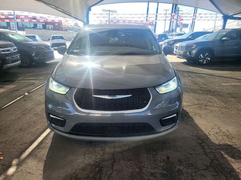 Used 2023 Chrysler Pacifica Touring-L image 1