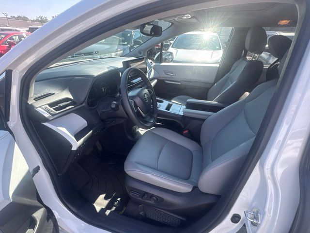 Used 2026 Toyota Sienna XLE AWD/4WD image 6