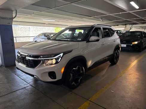 Certified 2025 Kia Seltos EX FWD image 2