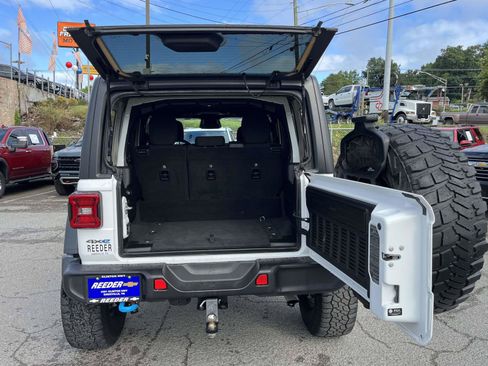 Used 2025 Jeep Wrangler Unlimited Rubicon 4xe w/ Convenience Group AWD/4WD image 11