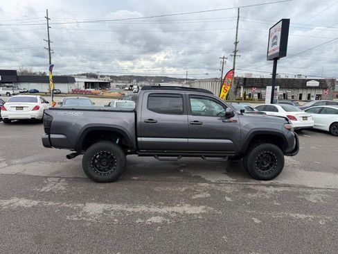Used 2016 Toyota Tacoma TRD Off-Road w/ Premium & Technology Package AWD/4WD image 9