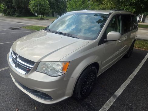 Used 2014 Dodge Grand Caravan SXT FWD image 3