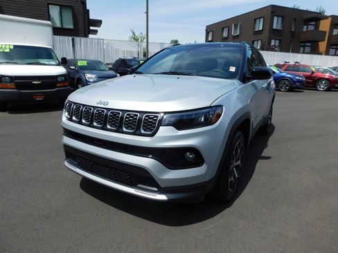Used 2025 Jeep Compass Limited AWD/4WD image 4