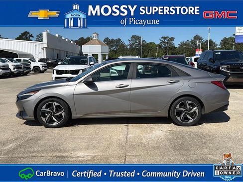 Used 2023 Hyundai Elantra Limited w/ Preferred Accessory Package FWD image 3