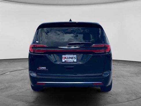 Used 2023 Chrysler Pacifica Touring-L FWD image 8