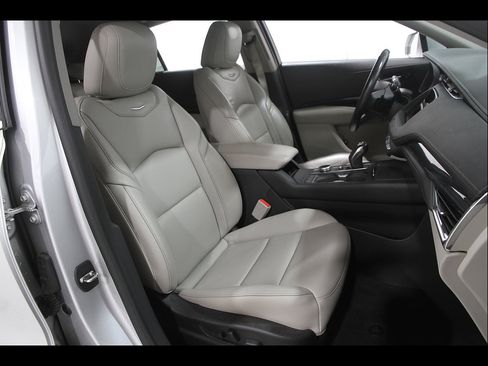 Used 2019 Cadillac XT4 Premium Luxury w/ Cold Weather Package AWD/4WD image 17