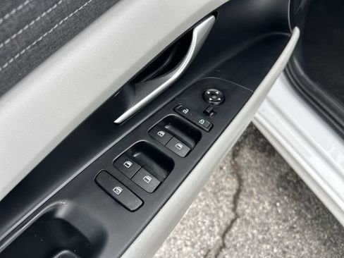 Used 2025 Hyundai Elantra Limited FWD image 18
