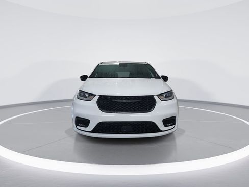 Used 2024 Chrysler Pacifica Select image 3