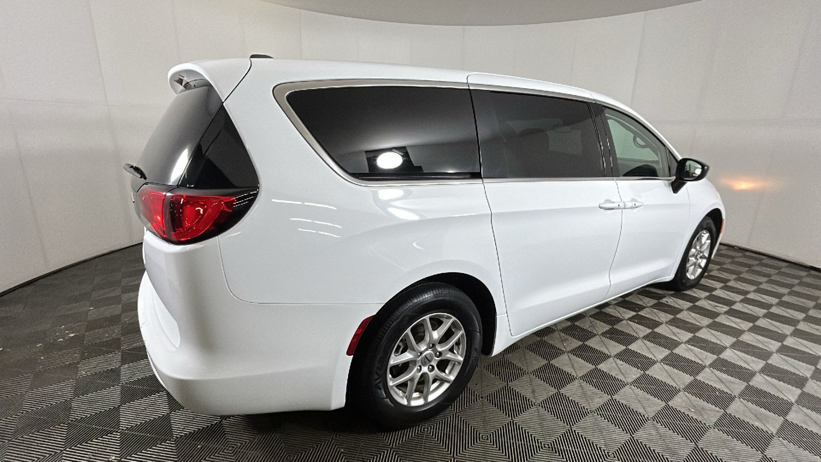 Used 2024 Chrysler Voyager LX FWD image 3