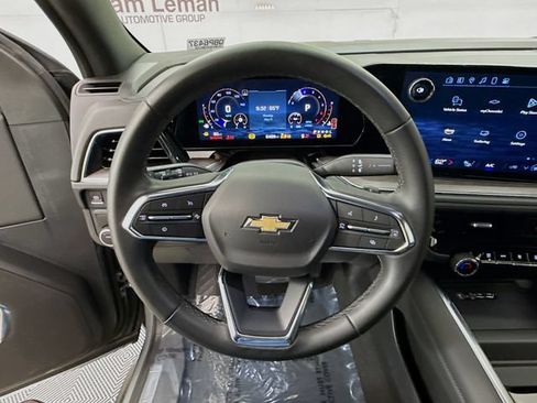 Used 2025 Chevrolet Suburban LT RWD image 13