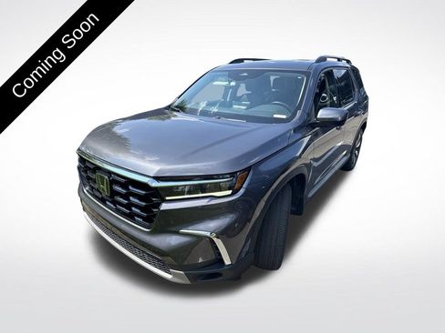 Used 2025 Honda Pilot Touring image 1