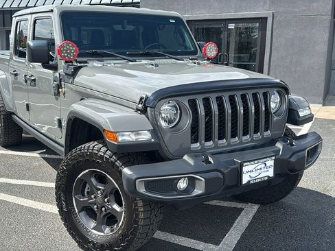 Used 2020 Jeep Gladiator Overland w/ Popular Equipment Package AWD/4WD image 1