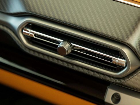 Used 2025 Aston Martin V8 Vantage Coupe image 38