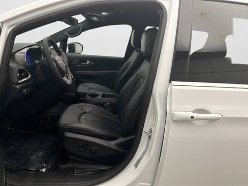 Used 2025 Chrysler Pacifica Select FWD image 11