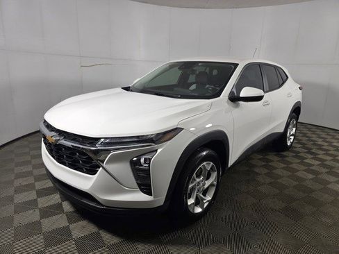 Certified 2025 Chevrolet Trax LS w/ LS Convenience Package image 1