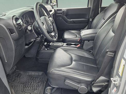 Used 2017 Jeep Wrangler Unlimited Sahara AWD/4WD image 12
