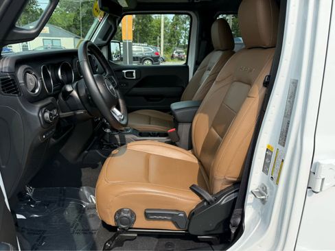 Used 2022 Jeep Wrangler Unlimited Sahara w/ Cold Weather Group image 12