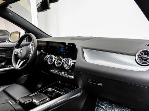 Used 2023 Mercedes-Benz GLA 250 w/ Premium Package image 17