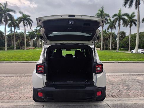 Used 2017 Jeep Renegade Altitude FWD image 16