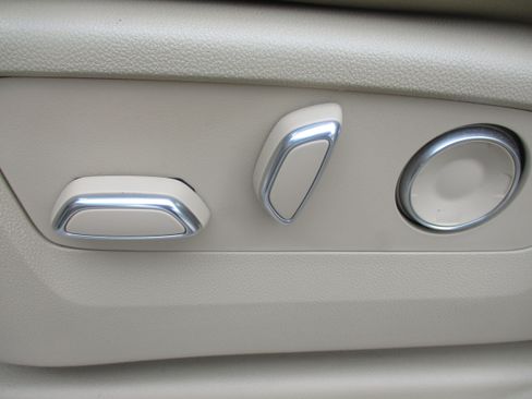 Used 2023 Cadillac Escalade ESV Premium Luxury w/ LPO, Illumination Package AWD/4WD image 15
