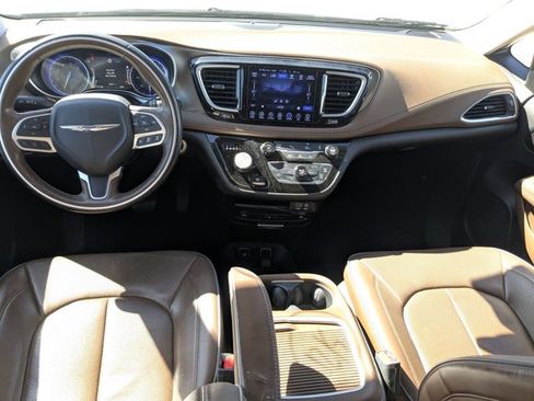 Used 2017 Chrysler Pacifica Limited image 17