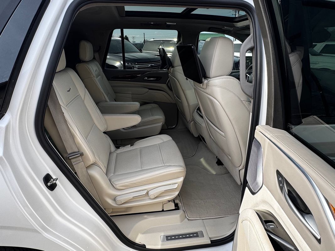 Used 2024 Cadillac Escalade Sport Platinum w/ LPO, ONYX Package AWD/4WD image 32