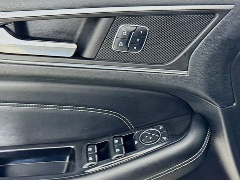 Used 2016 Ford Edge Titanium FWD image 21