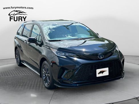 Used 2025 Toyota Sienna LE AWD/4WD image 1