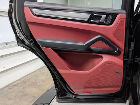 Used 2023 Porsche Cayenne Platinum Edition image 18