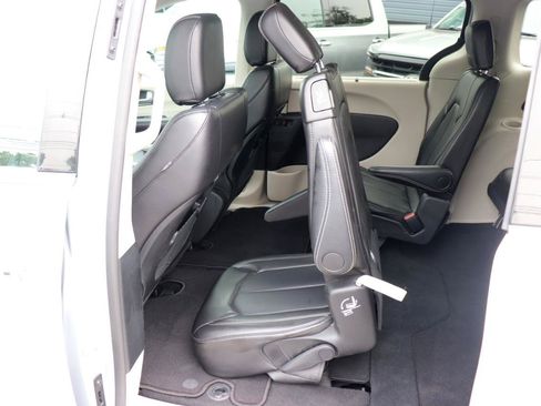 Used 2024 Chrysler Pacifica Touring-L FWD image 28