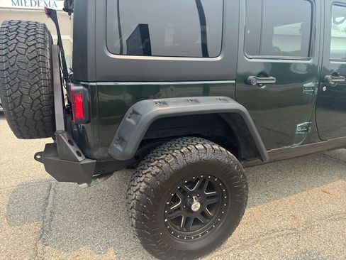 Used 2011 Jeep Wrangler Unlimited Rubicon w/ Connectivity Group AWD/4WD image 16