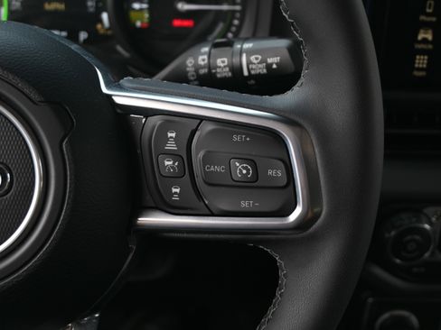 Used 2025 Jeep Wrangler Unlimited Sahara AWD/4WD image 19
