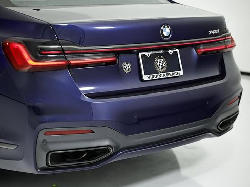 Used 2022 BMW 740i w/ M Sport Package image 9