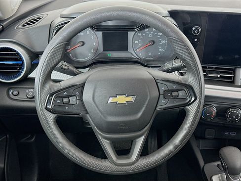 Used 2025 Chevrolet Trax LS FWD image 18