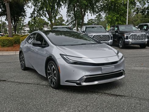 Used 2025 Toyota Prius Plug-In Hybrid FWD image 6