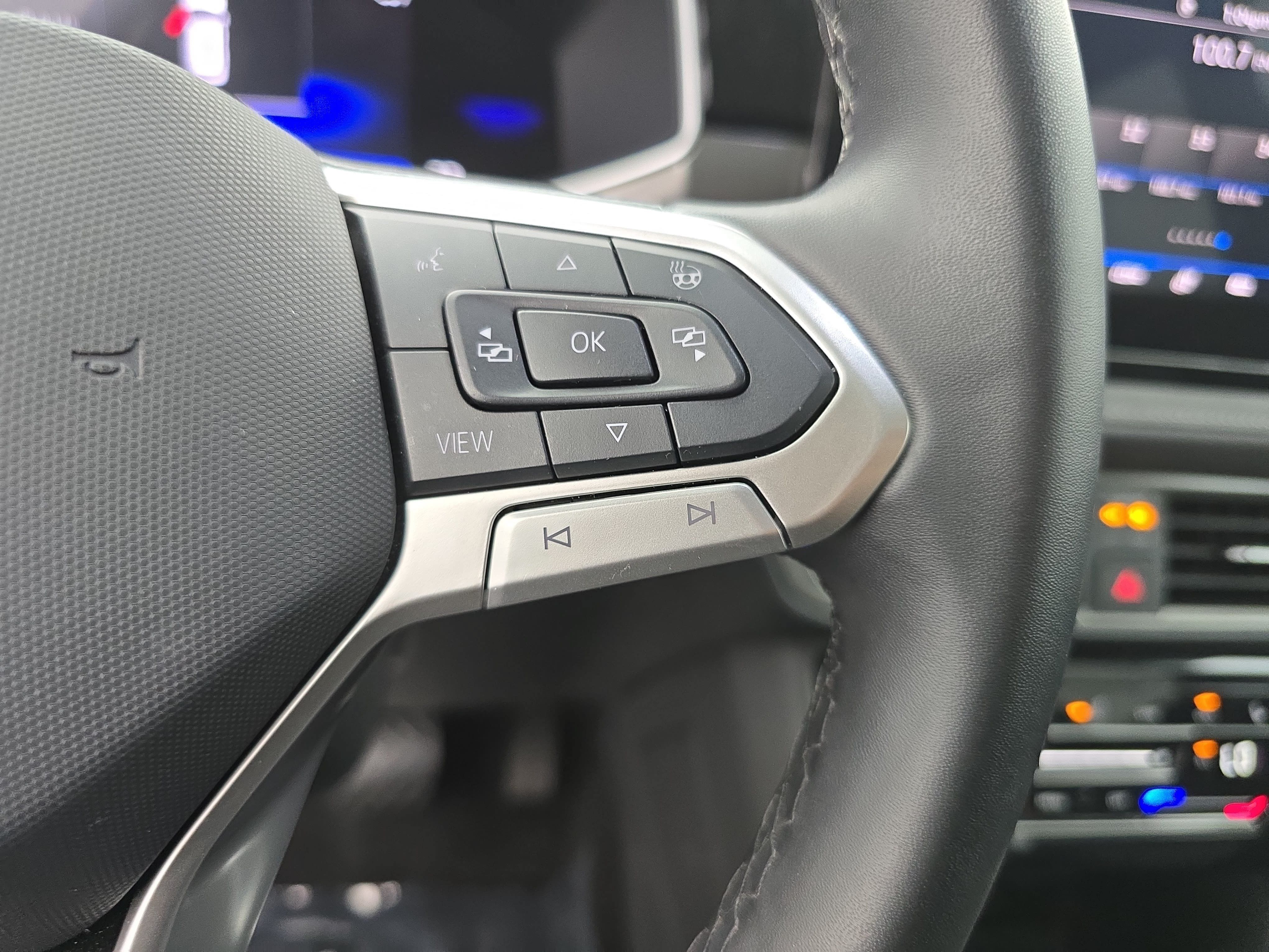 Certified 2025 Volkswagen Taos SE FWD image 17