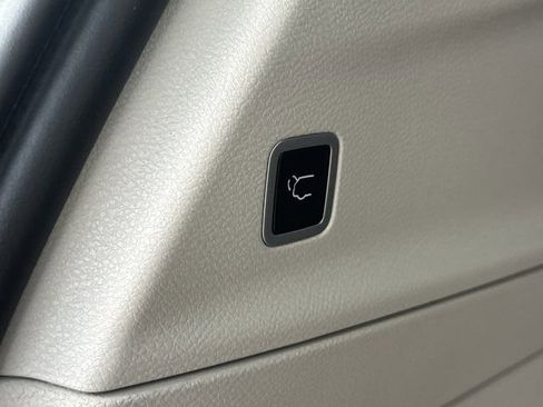 Certified 2024 Chrysler Pacifica Limited image 25