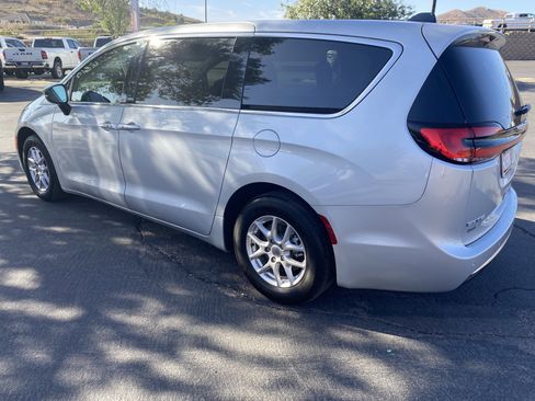 Used 2024 Chrysler Pacifica Touring-L FWD image 2