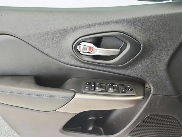 Used 2019 Jeep Cherokee Latitude w/ Popular Appearance Group FWD image 19