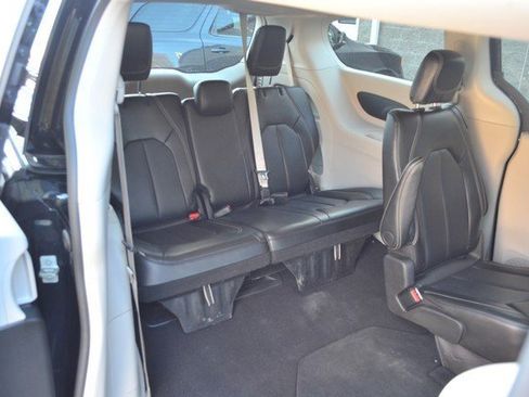 Used 2024 Chrysler Pacifica Touring-L image 36