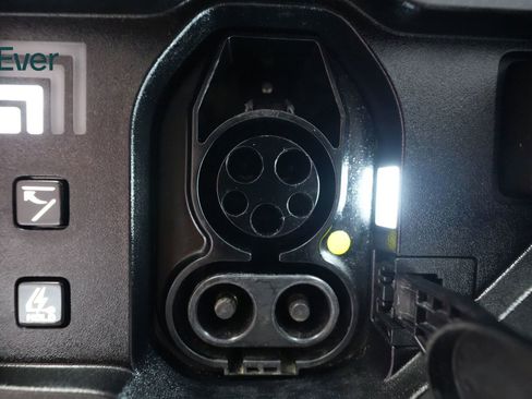 Used 2024 Kia EV9 Light Long Range RWD image 10