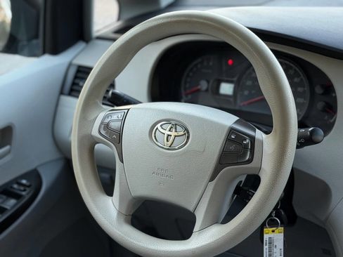 Used 2011 Toyota Sienna LE FWD image 14