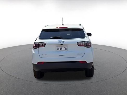 Used 2025 Jeep Compass Latitude AWD/4WD image 16